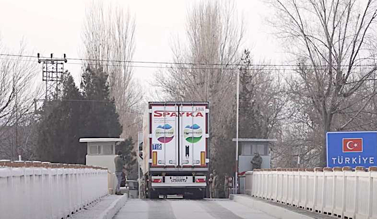 Un camion di aiuti umanitari valica il confine tra Armenia e Turchia