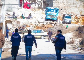 I volontari della congregazione mechitarista armena distribuiscono cibo e aiuti ad Aleppo dopo il terremoto