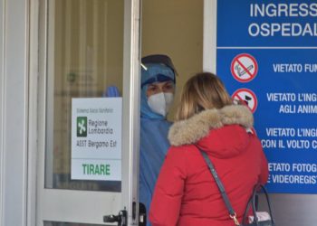 L'ingresso dell'ospedale di Alzano Lombardo (Bergamo) epicentro del Covid-19, 27 dicembre 2020 (Ansa)