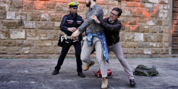 Il sindaco di Firenze Dario Nardella blocca uno degli attivisti ambientalisti che hanno imbrattato Palazzo Vecchio
