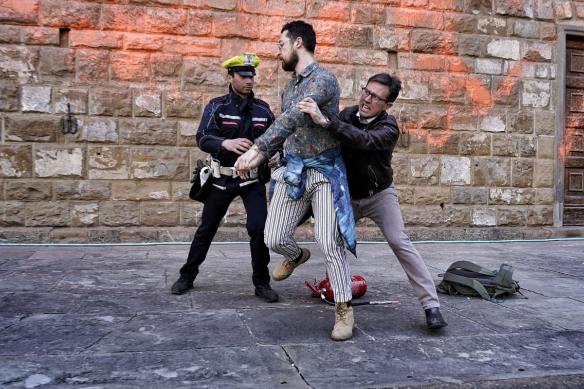 Il sindaco di Firenze Dario Nardella blocca uno degli attivisti ambientalisti che hanno imbrattato Palazzo Vecchio