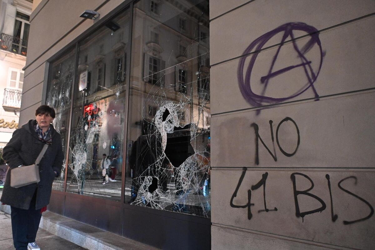 Grossi petardi e bombe carta sono stati lanciati dal corteo di anarchici in corso a Torino, 4 marzo 2023 (Ansa)