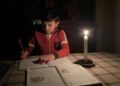 Un bambino in Artsakh costretto a studiare a lume di candela a causa del taglio della luce elettrica da parte dell'Azerbaigian