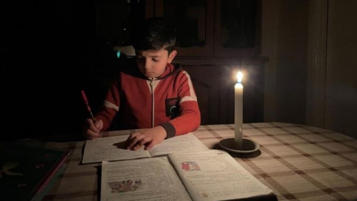 Un bambino in Artsakh costretto a studiare a lume di candela a causa del taglio della luce elettrica da parte dell'Azerbaigian