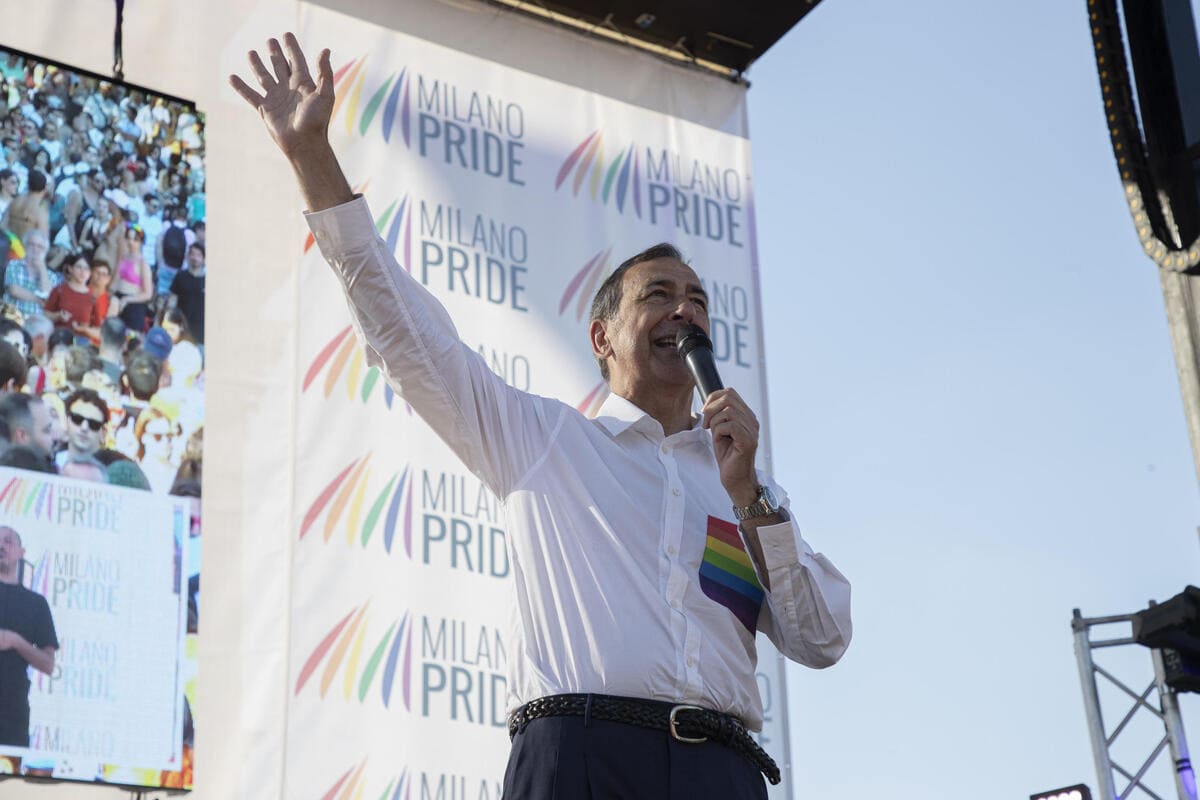 Il sindaco di Milano Beppe Sala sul palco del Pride 2022 