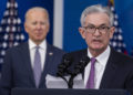 Jerome Powell, sullo sfondo Joe Biden