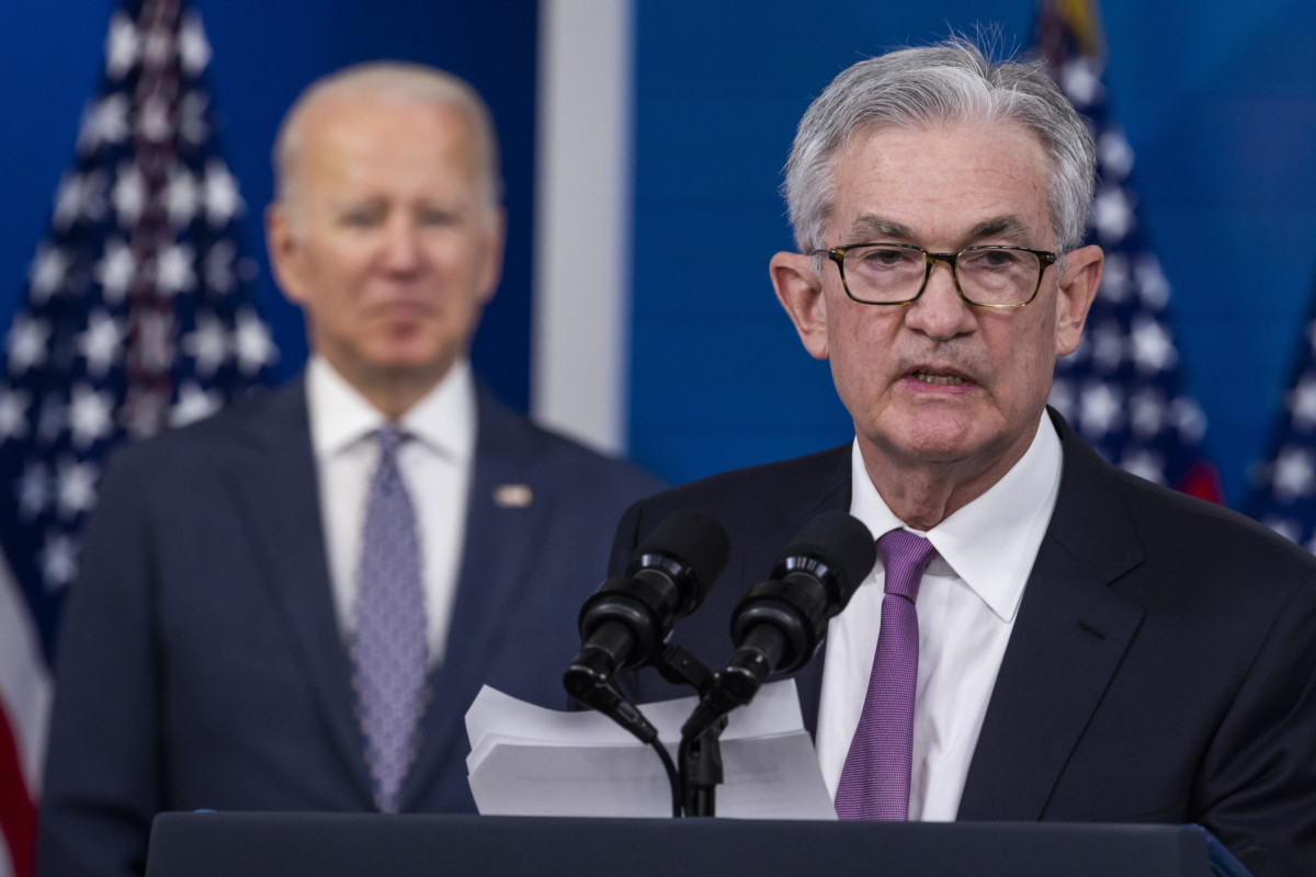 Jerome Powell, sullo sfondo Joe Biden