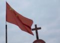 Bandiera della Cina sventola di fianco alla croce