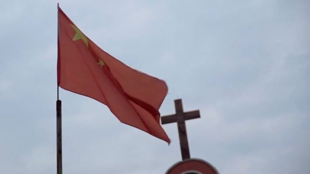 Bandiera della Cina sventola di fianco alla croce