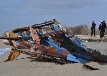 Resti della barca che trasportava i naufraghi vicino alla costa di Crotone, 26 febbraio 2023 (Ansa)