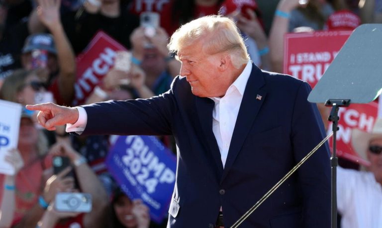 Perché la sinistra non dovrebbe festeggiare troppo l’incriminazione di Trump