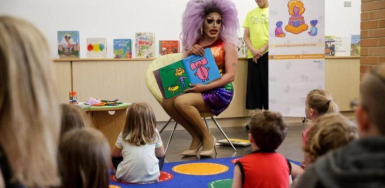 Drag queen a scuola: «Esistono 73 generi». Genitori in rivolta