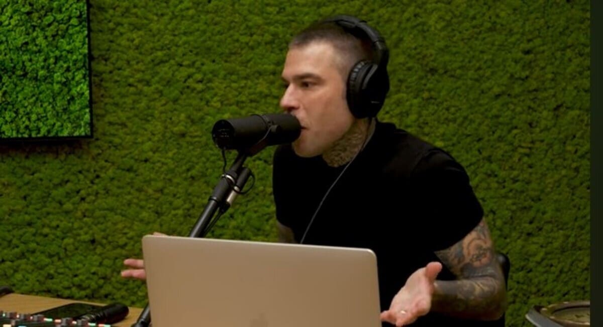 Fedez durante la puntata del podcast Muschio Selvaggio del 20 marzo