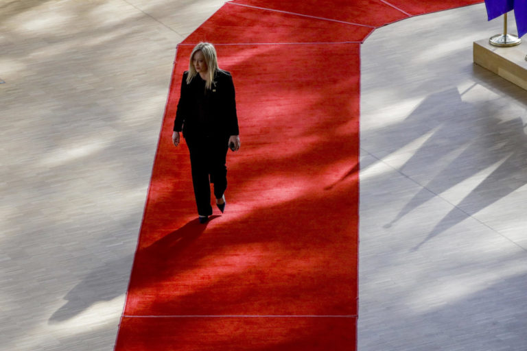 Trame e intrighi. Ma non c’è alternativa al governo Meloni