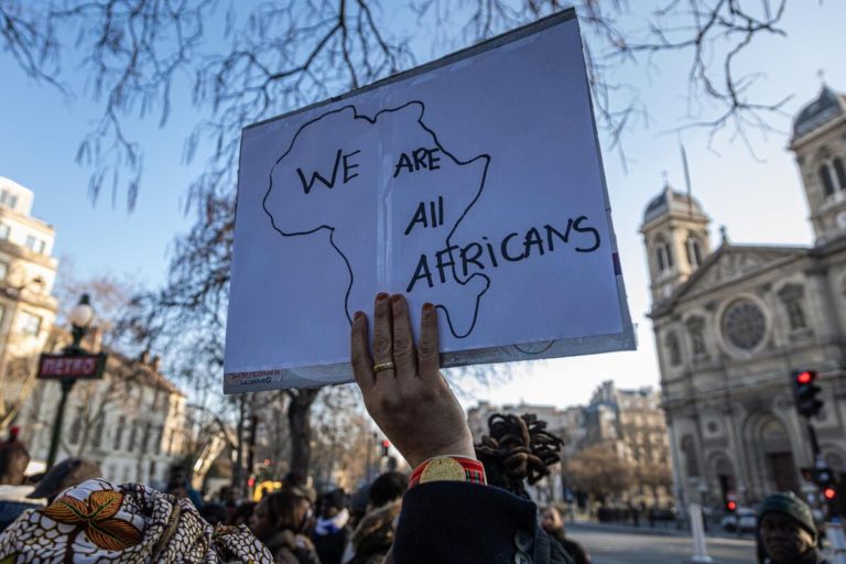 «L’integrazione ha fallito». Il piano “sovranista” di Valls sull’immigrazione