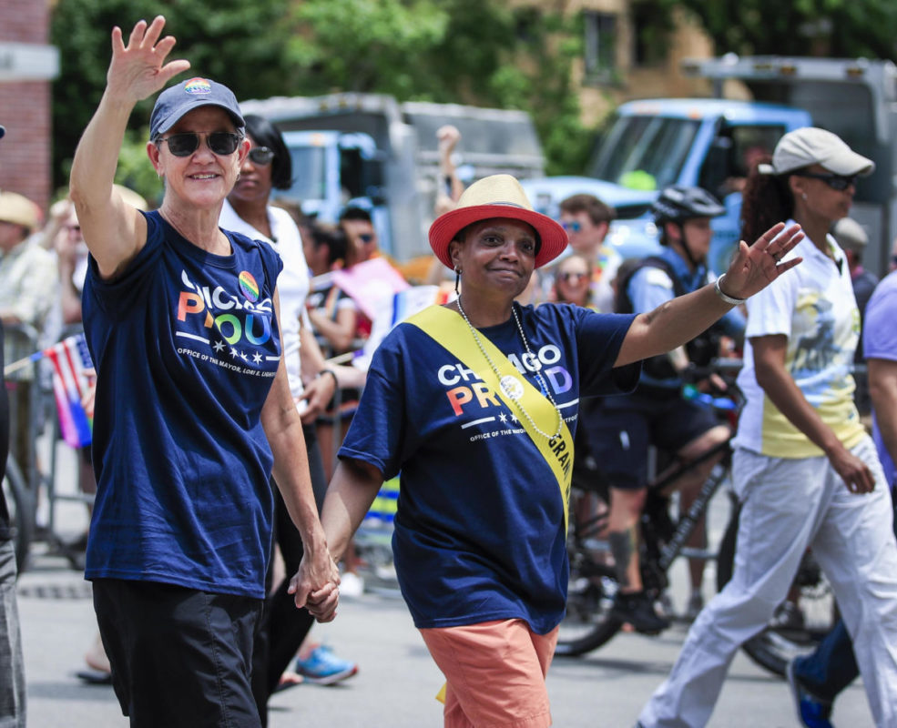 Il sindaco di Chicago Lori Lightfoot con la moglie Amy Eshleman al gay pride