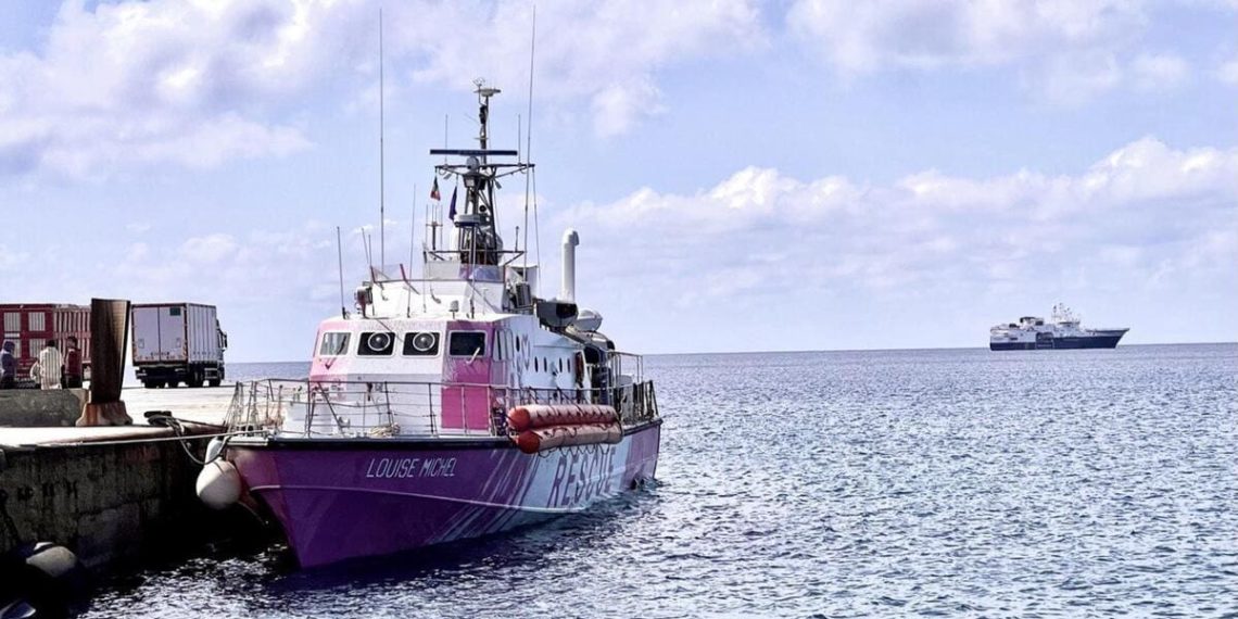 La nave ship Louise Michel dell'omonima ong, finanziata dall'artista Banksy, nel porto di Lampedusa, 26 marzo 2023 (Ansa)