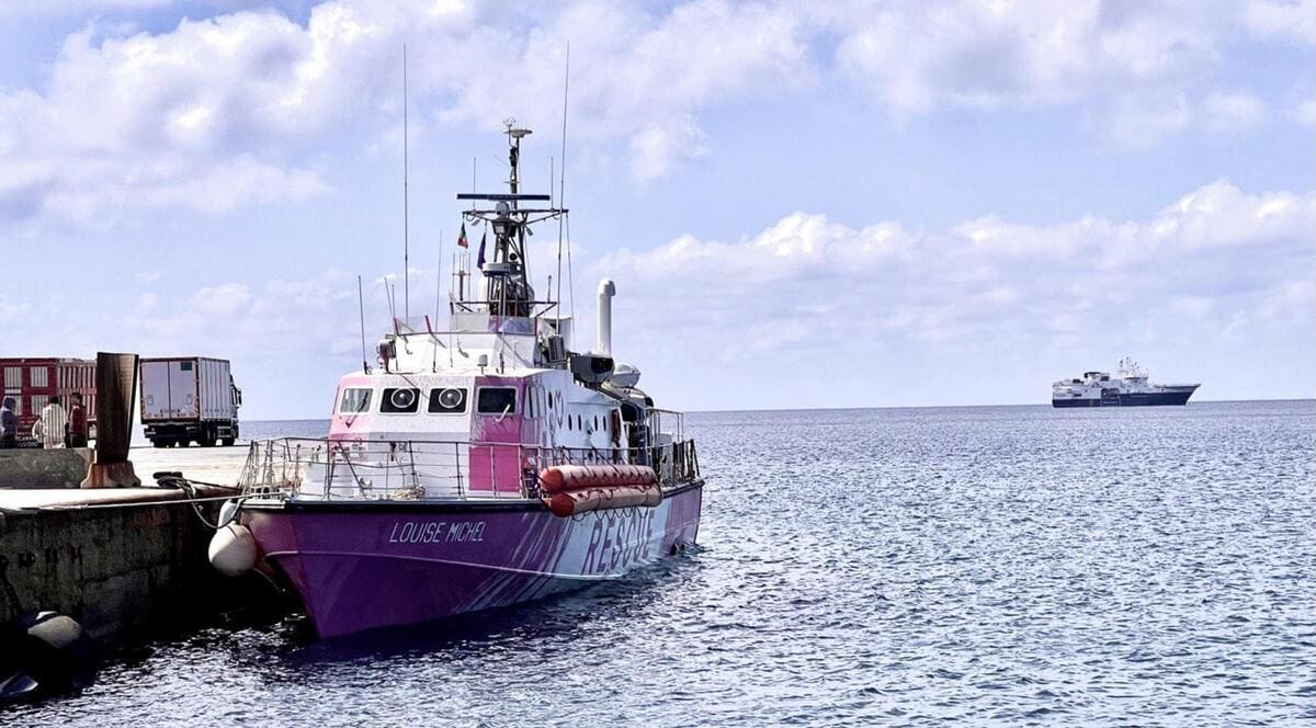La nave ship Louise Michel dell'omonima ong, finanziata dall'artista Banksy, nel porto di Lampedusa, 26 marzo 2023 (Ansa)