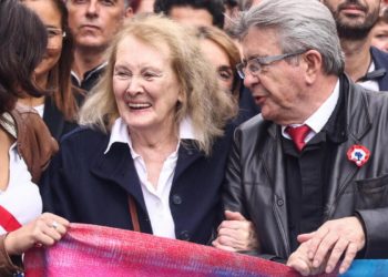 Il leader della sinistra francese de La Francia Insoumise, Jean Luc Mélenchon e Annie Ernaux, premio Nobel per la Letteratura nel 2022, scrittrice e icona dei salotti liberal