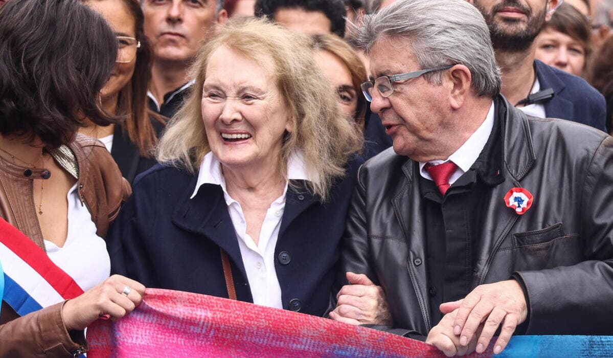 Il leader della sinistra francese de La Francia Insoumise, Jean Luc Mélenchon e Annie Ernaux, premio Nobel per la Letteratura nel 2022, scrittrice e icona dei salotti liberal