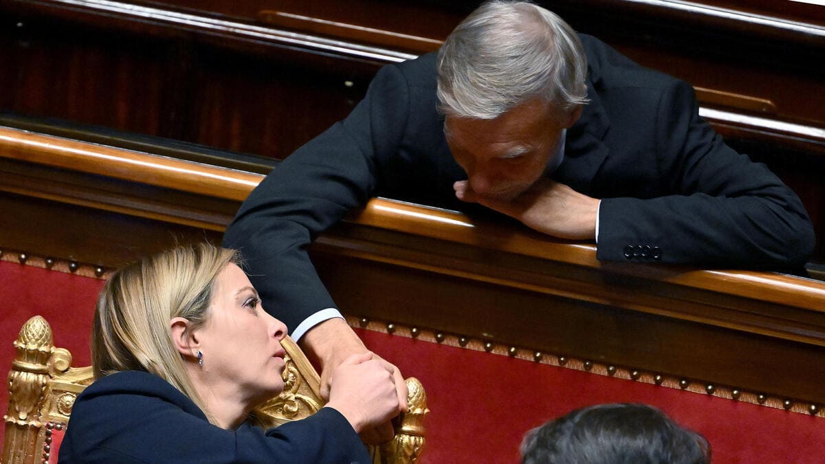 Giorgia Meloni stringe la mano in Senato a Delrio (Pd)