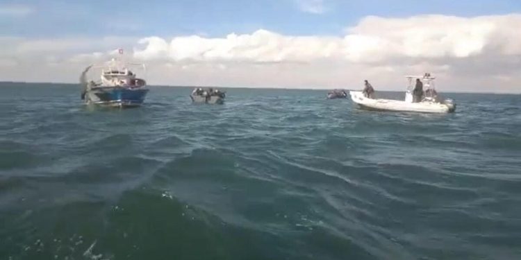 La guardia costiera tunisina blocca un barcone di migranti partito dalle coste del paese africano (Ansa)