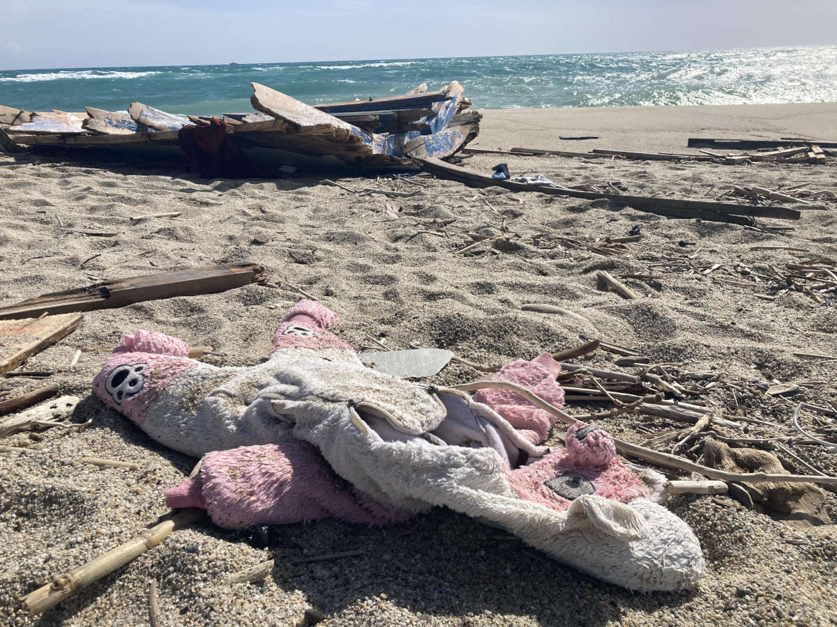 La spiaggia di Crotone scena del naufragio dei migranti del 26 febbraio