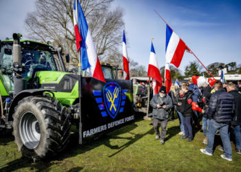 Agricoltori in protesta a L’Aia contro le politiche anti-emissioni di azoto del governo olandese