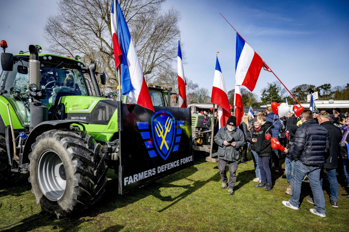 Agricoltori in protesta a L’Aia contro le politiche anti-emissioni di azoto del governo olandese