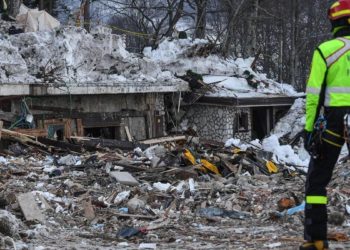 Le rovine dell’Hotel Rigopiano colpito da una valanga il 18 gennaio 2017
