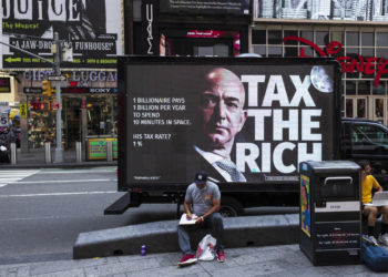 Manifesto a New York per chiedere più tasse ai ricchi come Jeff Bezos
