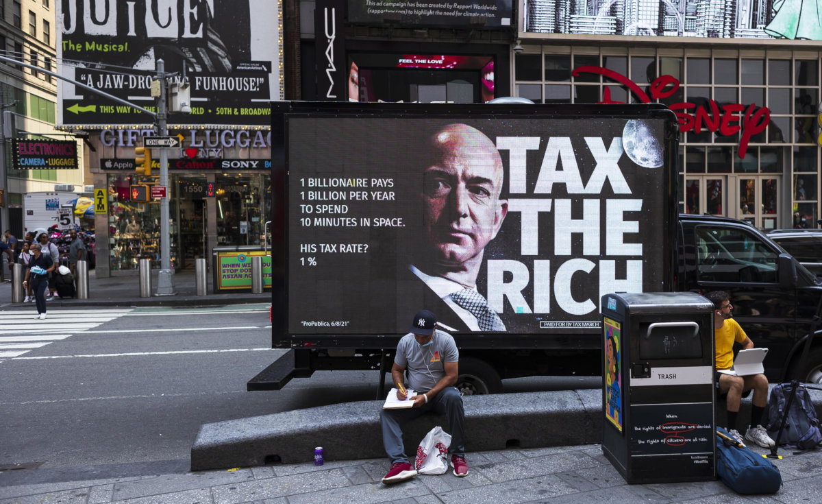 Manifesto a New York per chiedere più tasse ai ricchi come Jeff Bezos