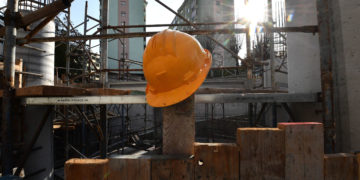 Operai edili al lavoro in un cantiere di un parcheggio sotterraneo in costruzione. Genova, 13 Novembre 2021.
ANSA/LUCA ZENNARO