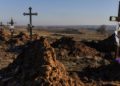 Un cimitero improvvisato a Bakhmut, in Ucraina