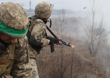Soldati dell'esercito di Kiev combattono a Bakhmut, in Ucraina