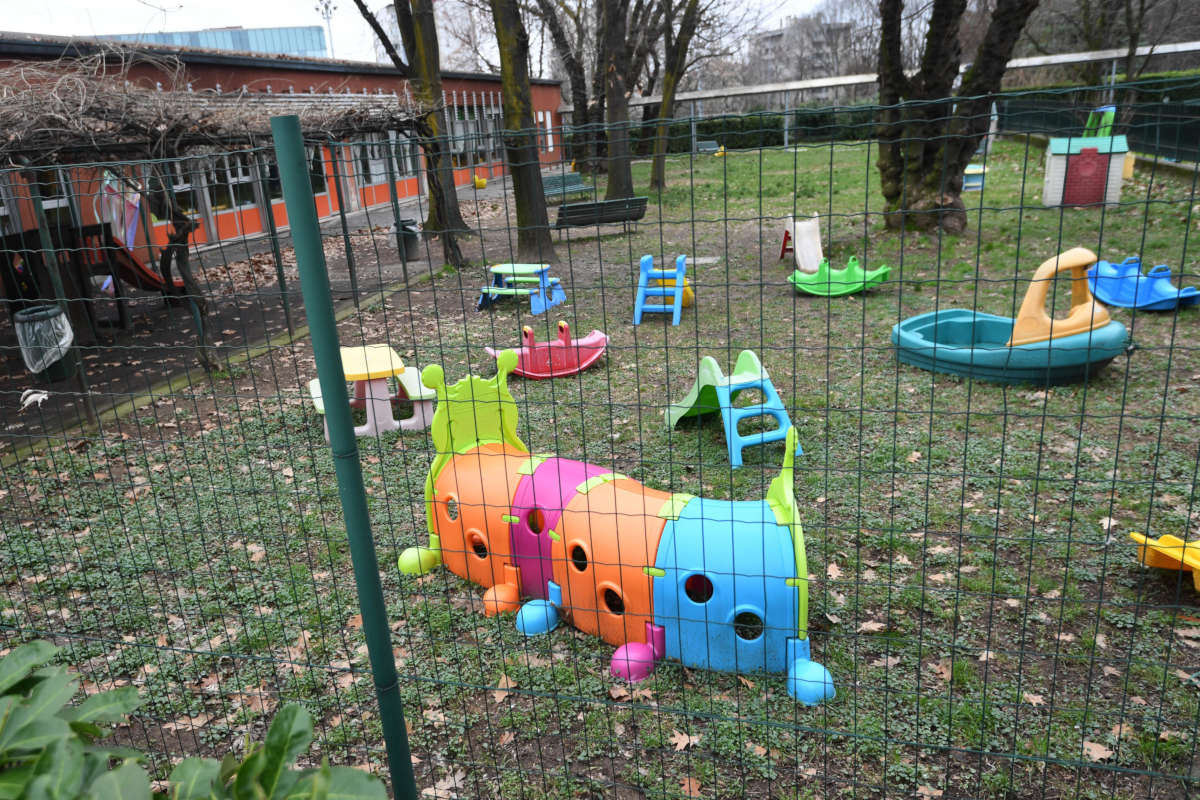 Giardino esterno di un asilo nido a Milano