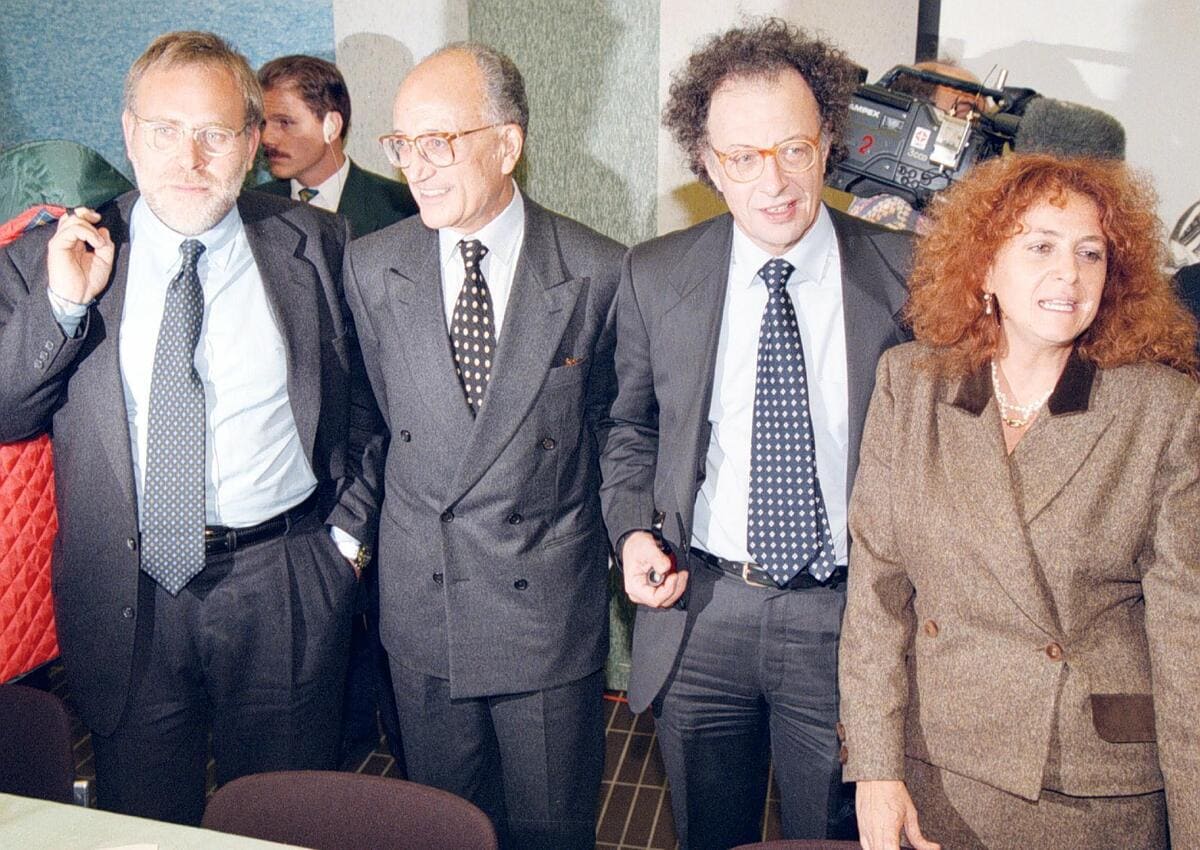 Da sinistra a destra i magistrati della procura di Milano Francesco Greco, Francesco Saverio Borrelli,, Gherardo Colombo e Ilda Boccassini, 3 novembre 1995 (Ansa)