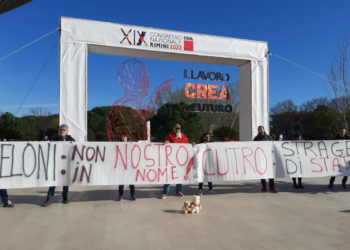 Protesta con peluche contro l’intervento di Giorgia Meloni al congresso della Cgil a Rimini