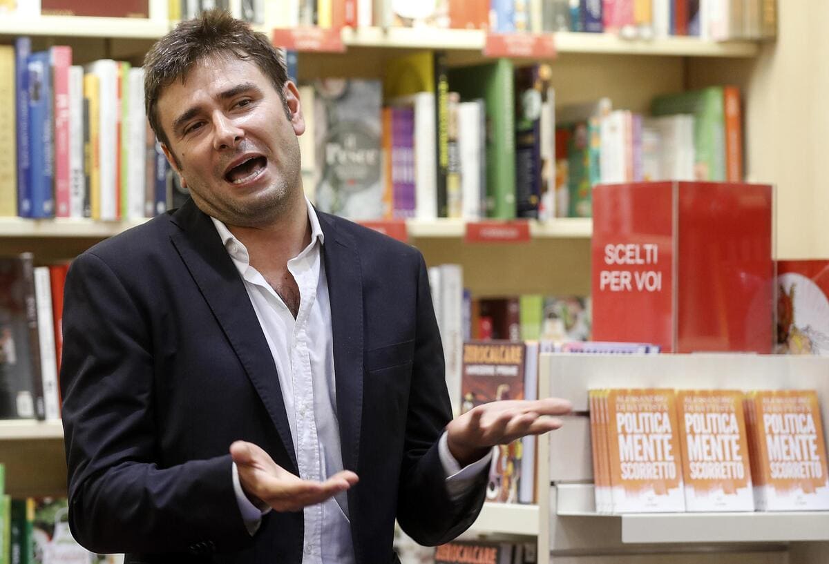 Alessandro Di Battista durante la presentazione del suo libro Politicamente scorretto nella Libreria Mondadori, Roma, 27 giugno 2019 (Ansa)