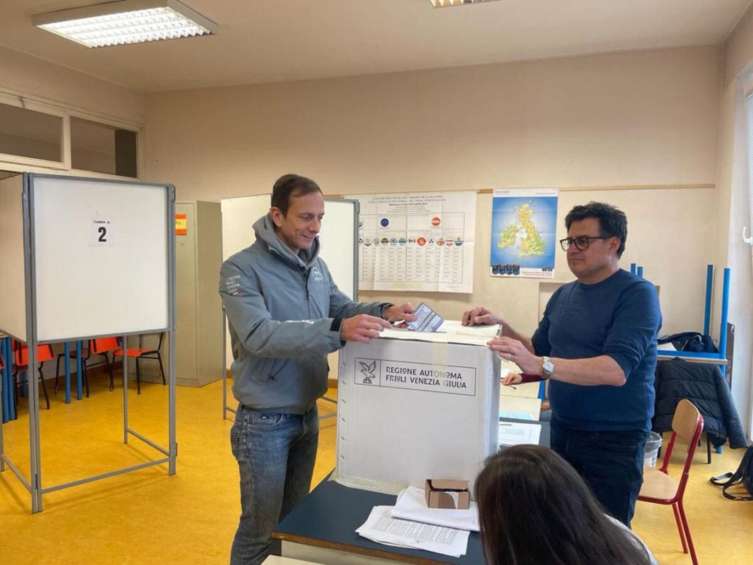 Massimiliano Fedriga, confermato presidente del Friuli Venezia-Giulia, mentre vota a Trieste per le elezioni Regionali, 2 aprile 2023 (Ansa)