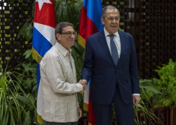 I ministri degli esteri cubano, Bruno Rodriguez, e russo, Sergei Lavrov, a L'Avana, Cuba, 20 aprile 2023 (Ansa)