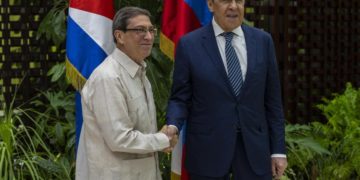 I ministri degli esteri cubano, Bruno Rodriguez, e russo, Sergei Lavrov, a L'Avana, Cuba, 20 aprile 2023 (Ansa)