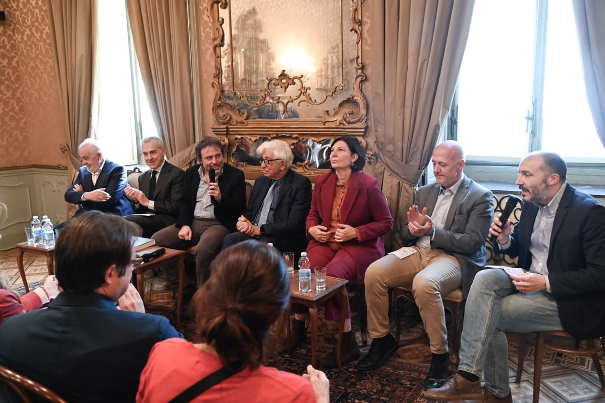 Da sinistra: Gianni Canova (professore ordinario di Storia del cinema e Filmologia e rettore dell'Università IULM), Giampaolo Letta (vicepresidente e amministratore delegato di Medusa Film), Rocco Moccagatta (docente di Storia del cinema e di Business televisivo e cross-mediale all'Università IULM), Franco Debenedetti, presidente Istituto Bruno Leoni, Paola Jacobbi (giornalista e critico cinematografico), Giacomo Manzoli (professore ordinario di Cinema, Fotografia, Televisione all'Università di Bologna), Filippo Cavazzoni (direttore editoriale Istituto Bruno Leoni)