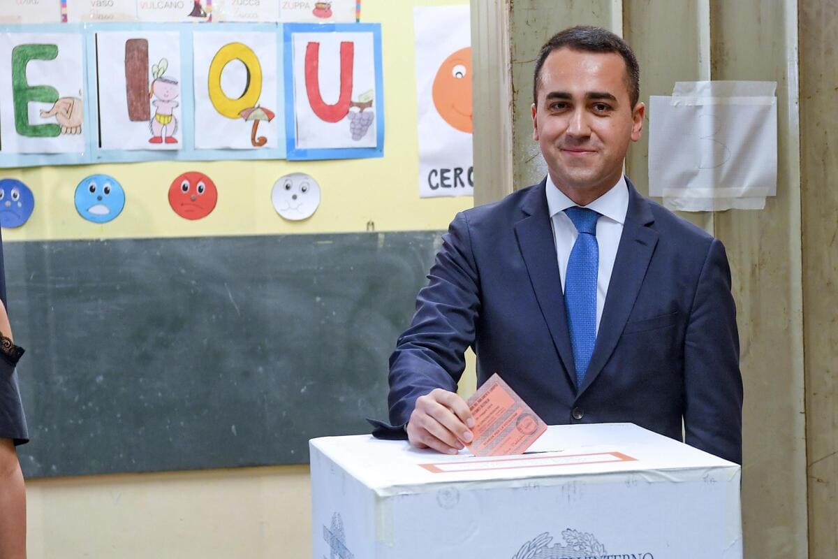 Luigi Di Maio vota per le elezioni europee a Pomigliano D'Arco (Na), 26 maggio 2019 (Ansa)