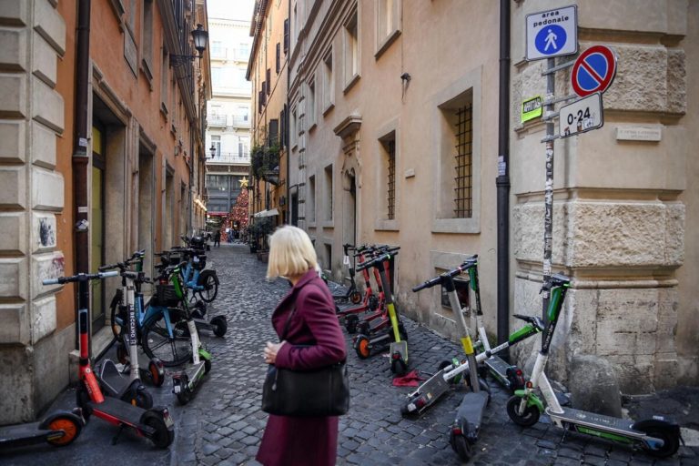 I monopattini sono pericolosi e irrilevanti per l’ambiente, ma vietarli è sbagliato