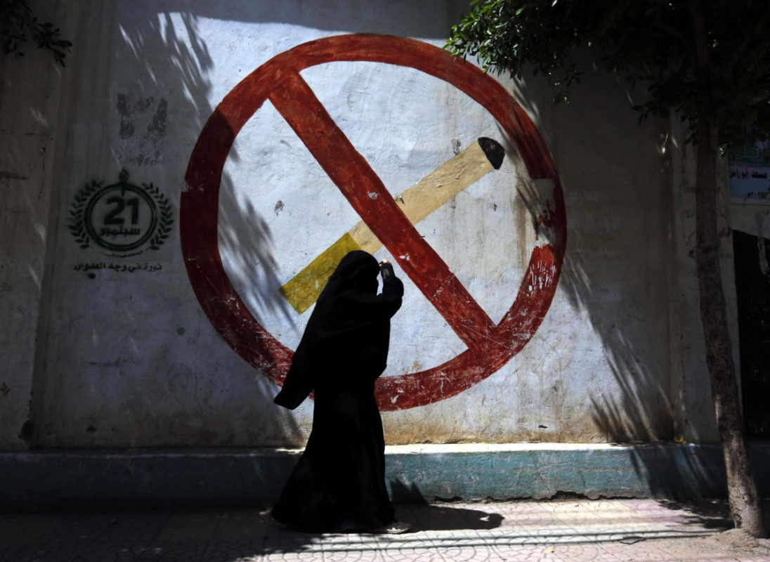 Murale contro il fumo per la Giornata mondiale contro il tabacco in Yemen