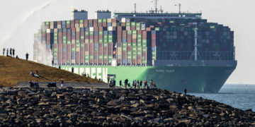 Arrivo nel porto di Rotterdam di Ever Alot, la nave portacontainer più grande del mondo