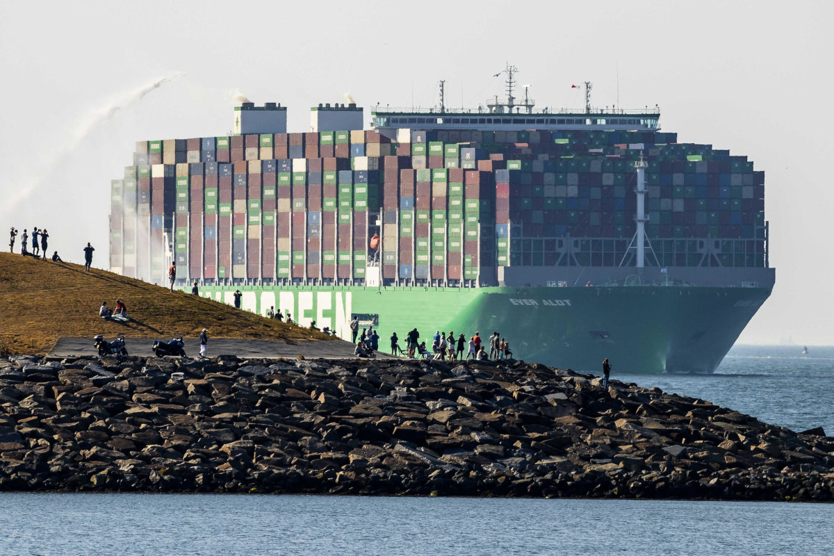 Arrivo nel porto di Rotterdam di Ever Alot, la nave portacontainer più grande del mondo