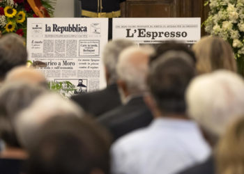 Prime pagine storiche di Repubblica e Espresso al funerale di Eugenio Scalfari