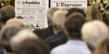 Prime pagine storiche di Repubblica e Espresso al funerale di Eugenio Scalfari